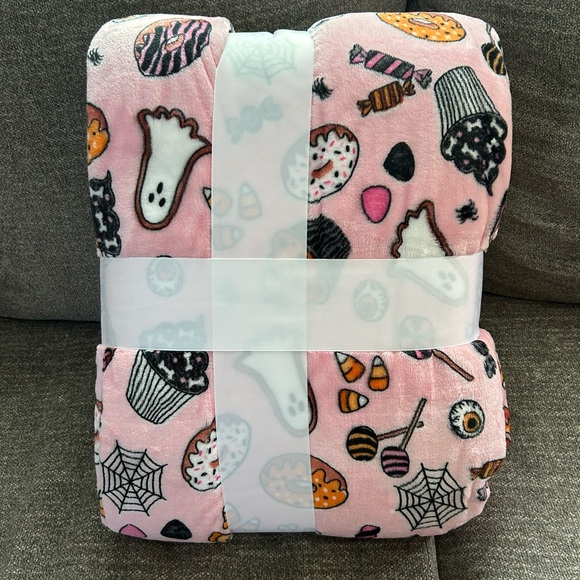 Isaac Mizrahi Pink Halloween Blanket - Picture 1 of 4